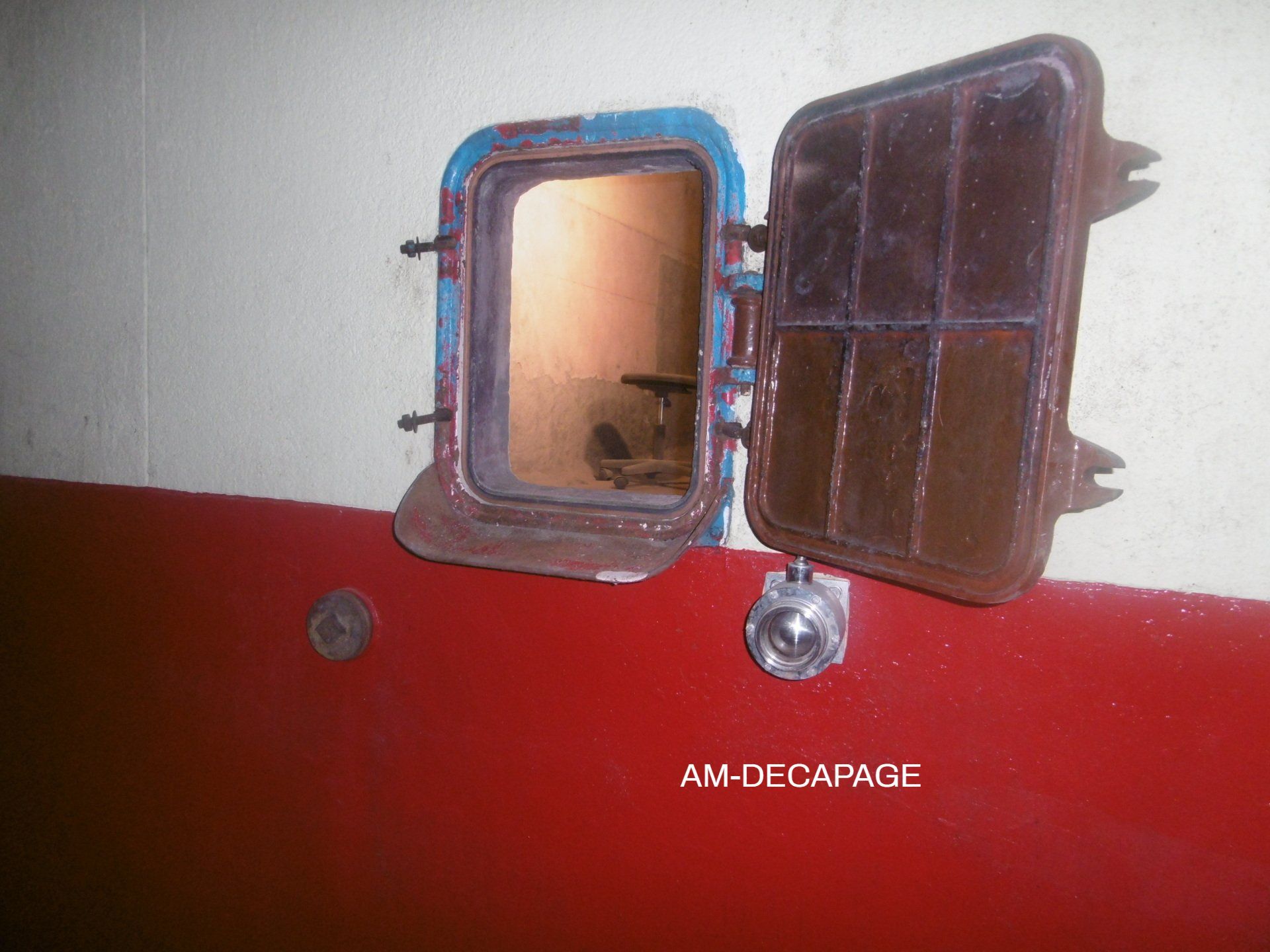 Décapage d'une cuve en béton