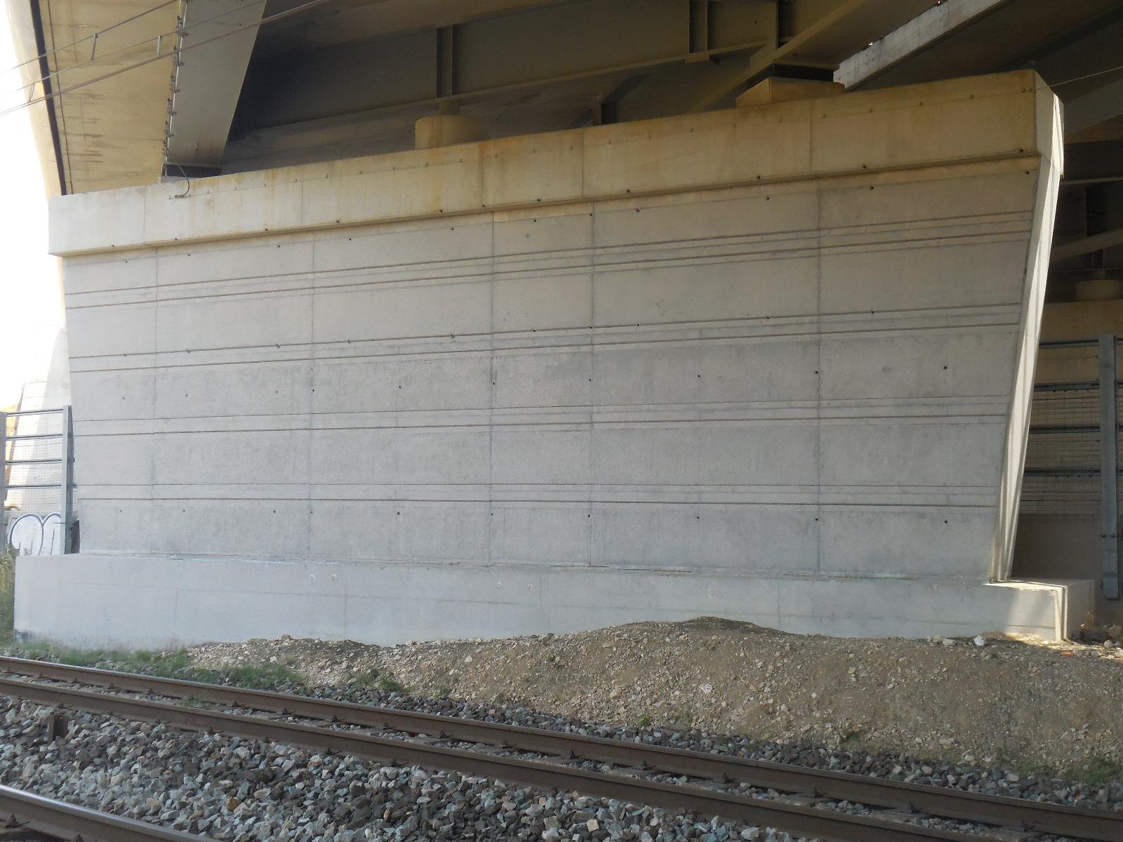 Coté de voie férrée après