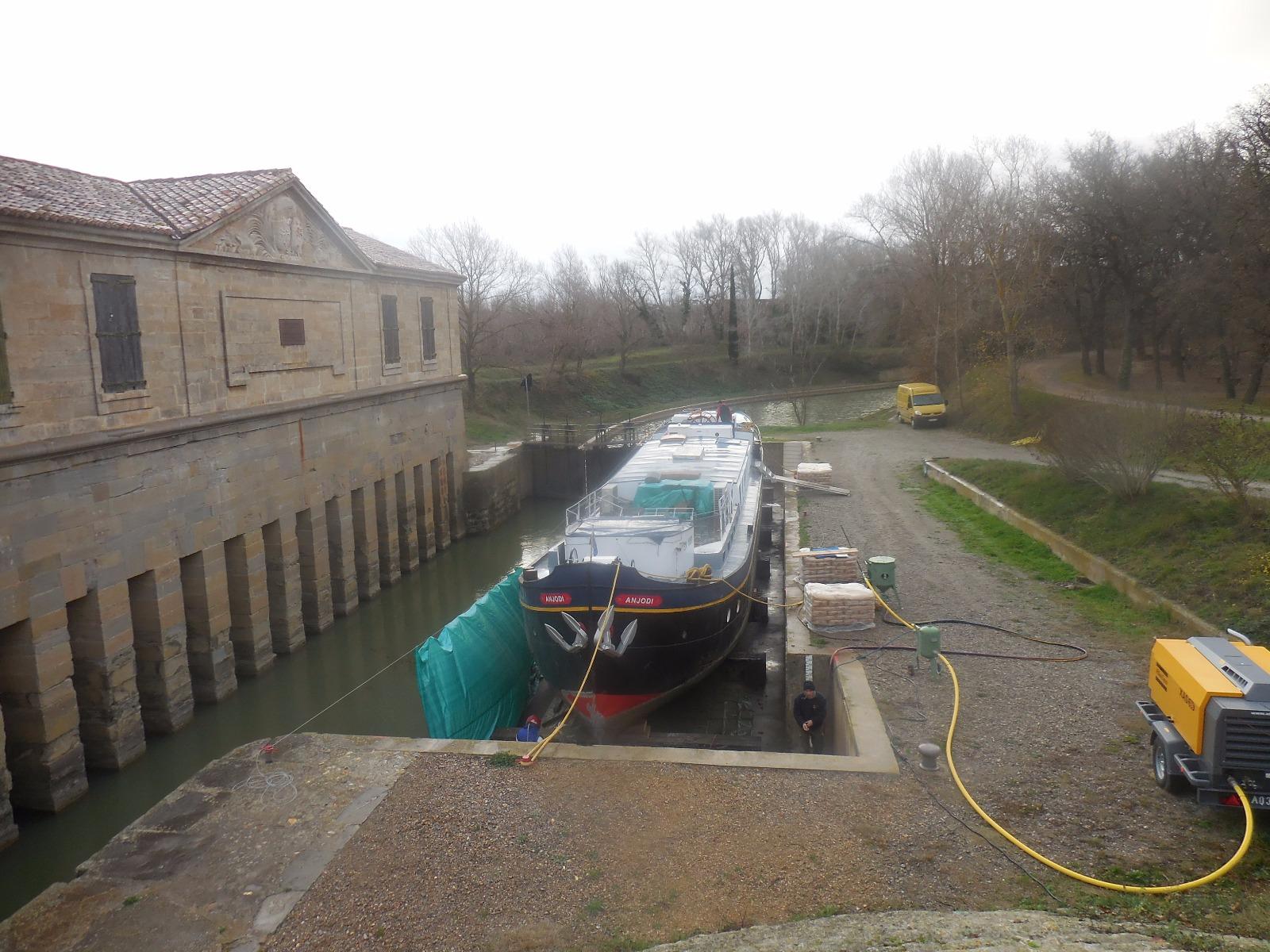 Gros bateau avant aérogommage