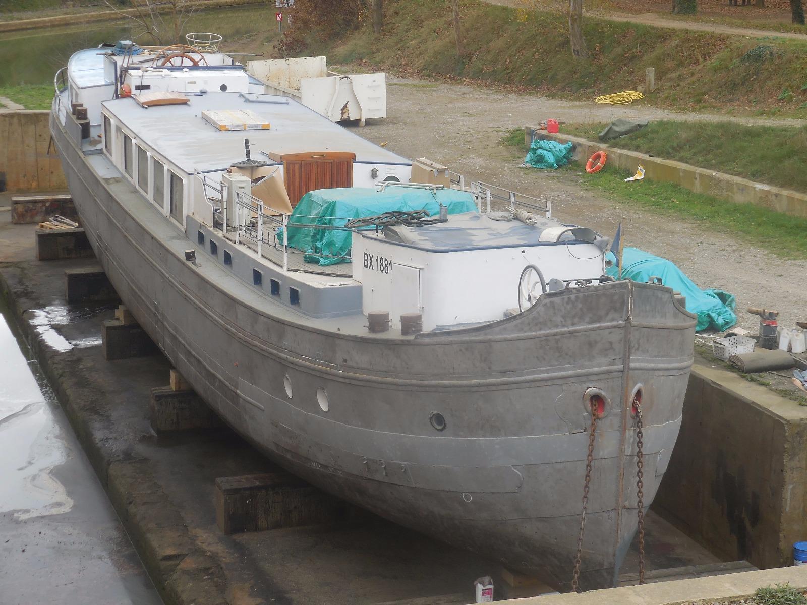 Gros bateau après aérogommage