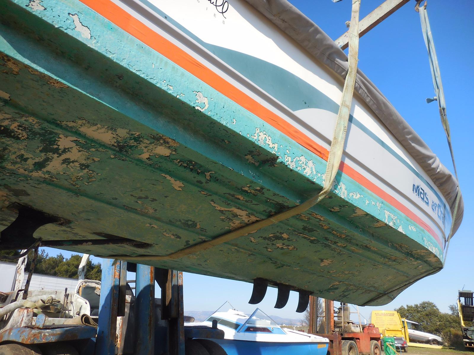 Bateau à fond plat avant