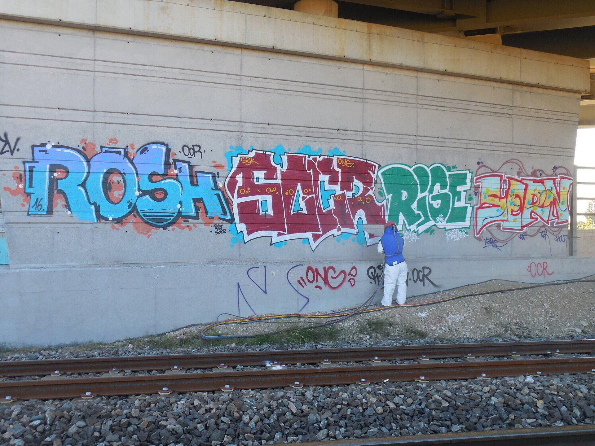 Graffiti près de la voie de chemin de fer