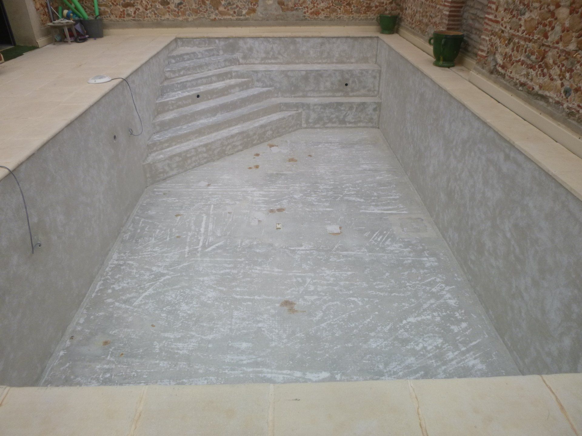 Retrait d'une mosaique sur support en béton après