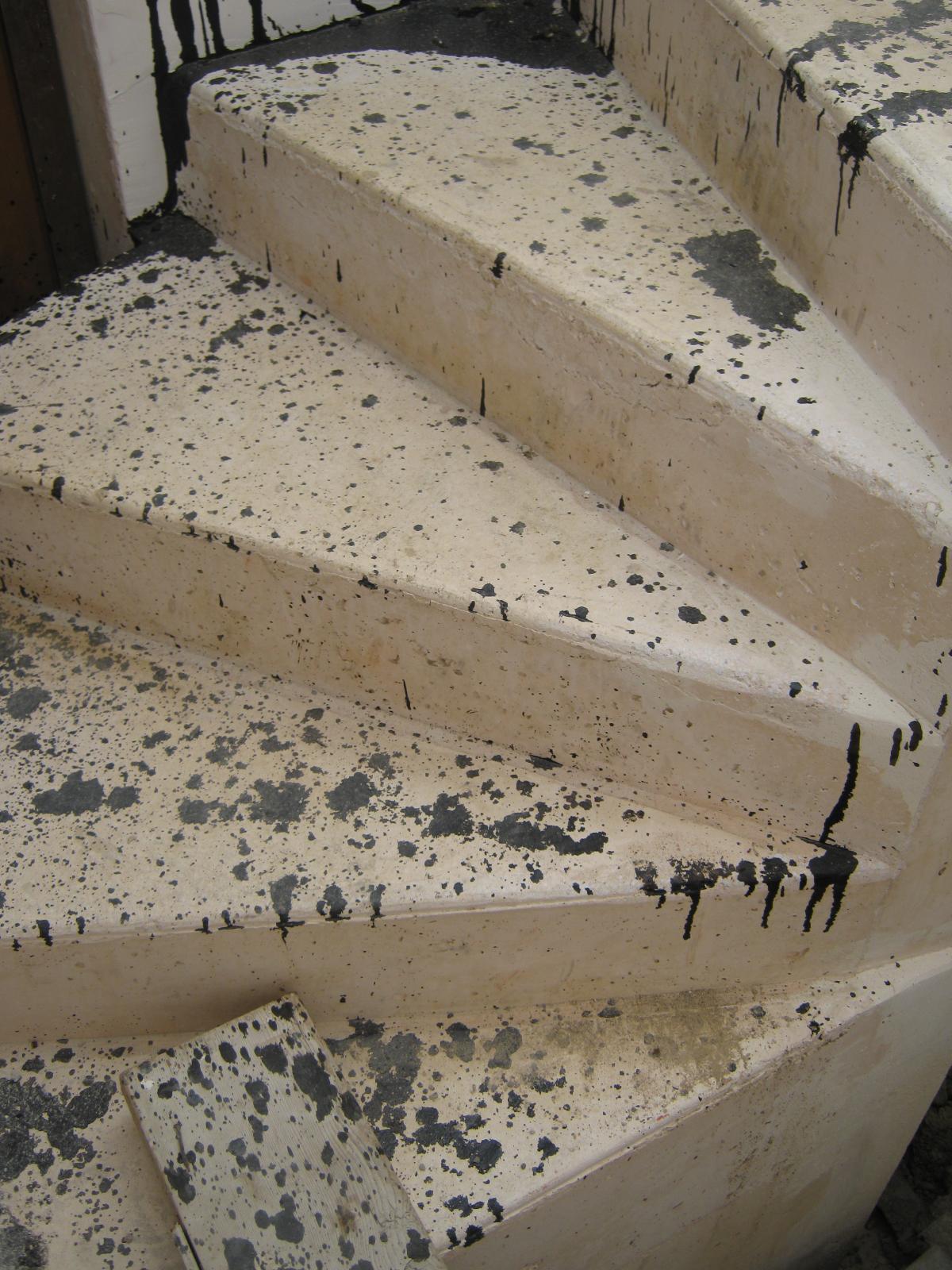 Escallier en béton avec traces de goudron