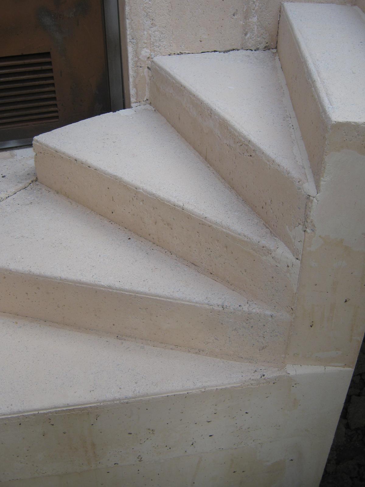 Escallier en béton sans traces de goudron