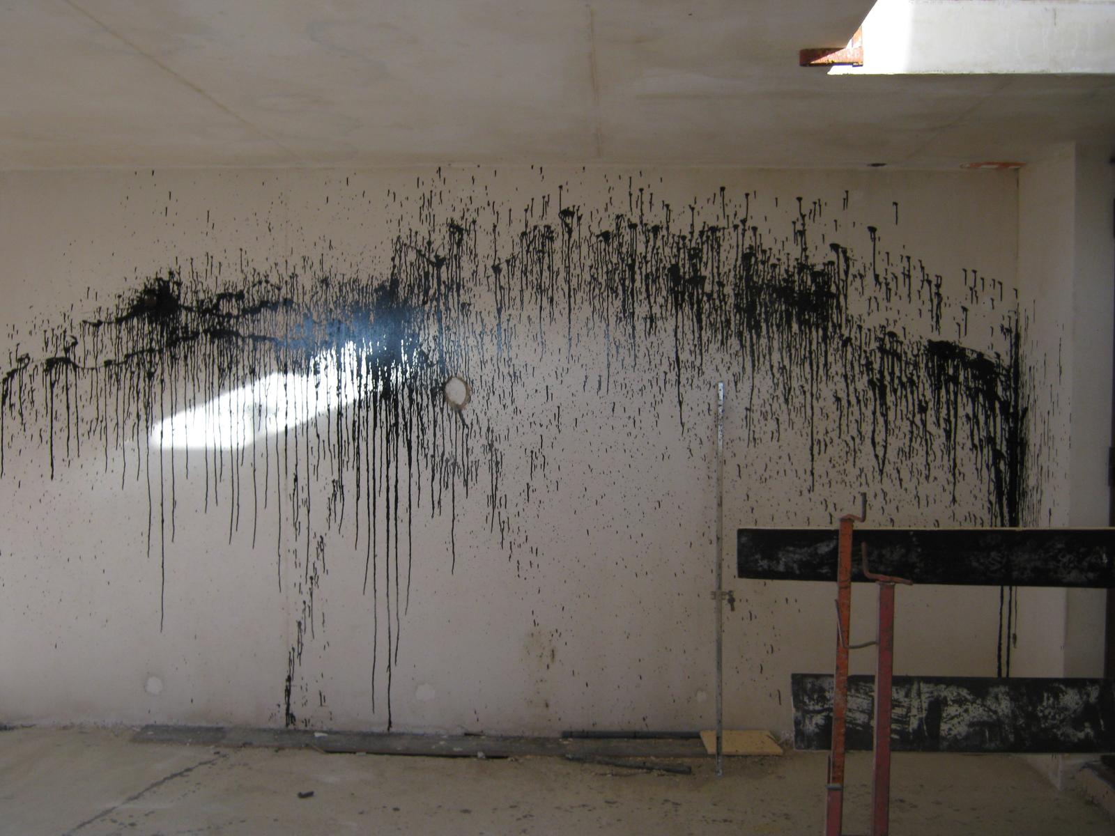 Traces de peinture sur murs en béton avant