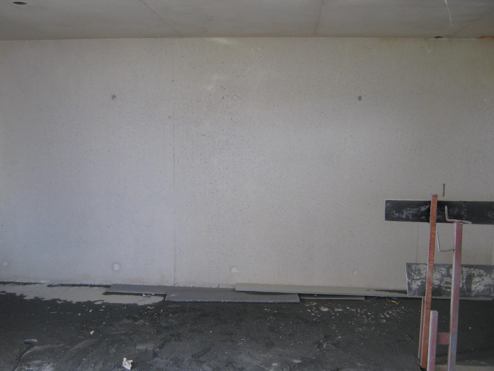 Traces de peinture sur murs en béton après