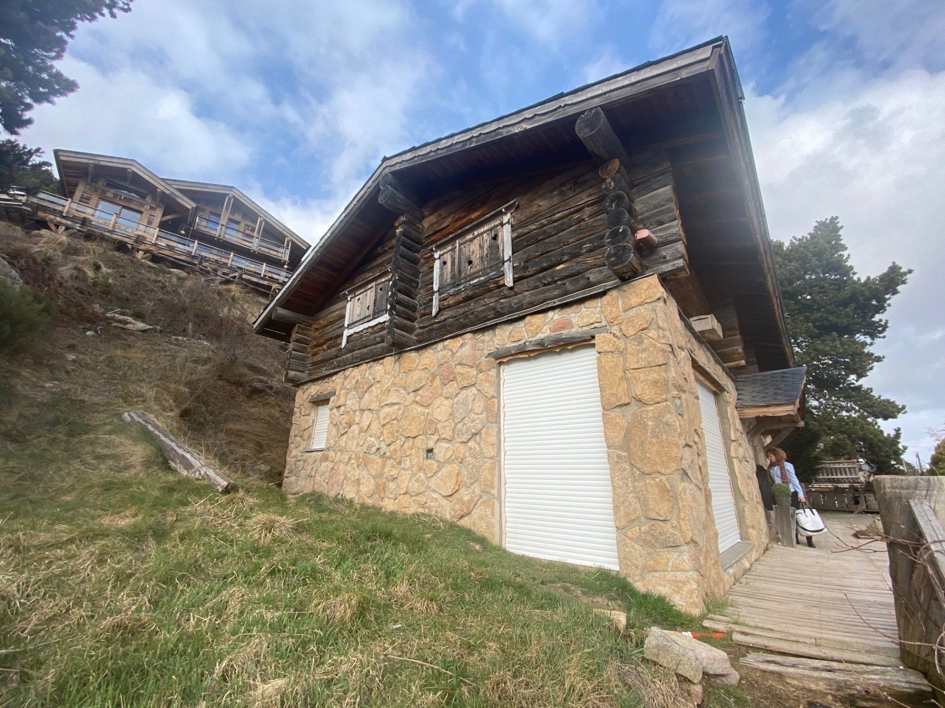 Facade du chalet en bois avant intervention
