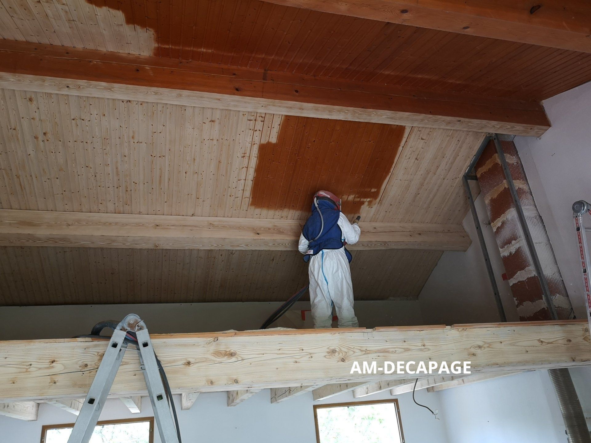Plafond en lambris pendant l'intervention