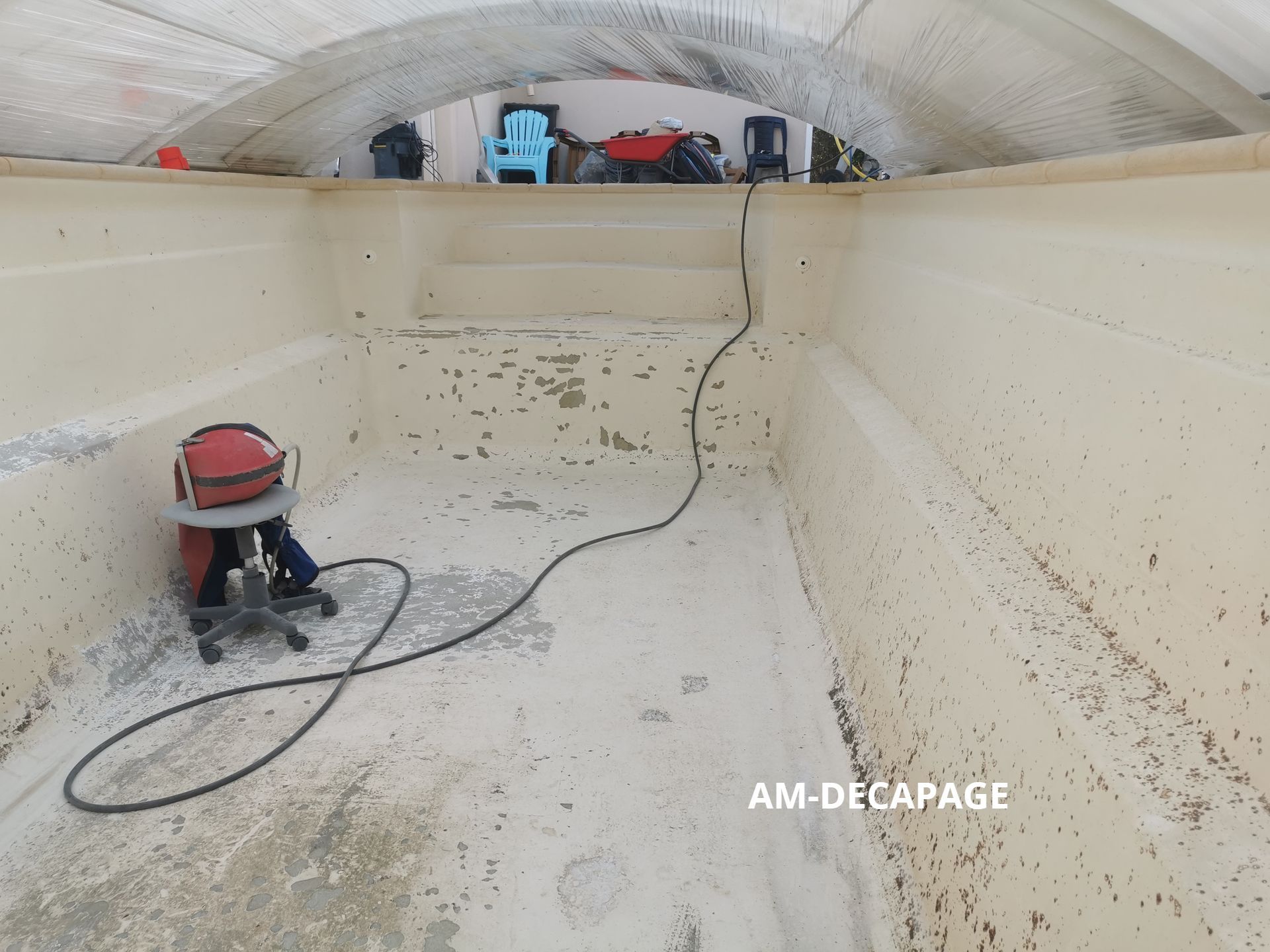 Bassin en béton beige avant sablage