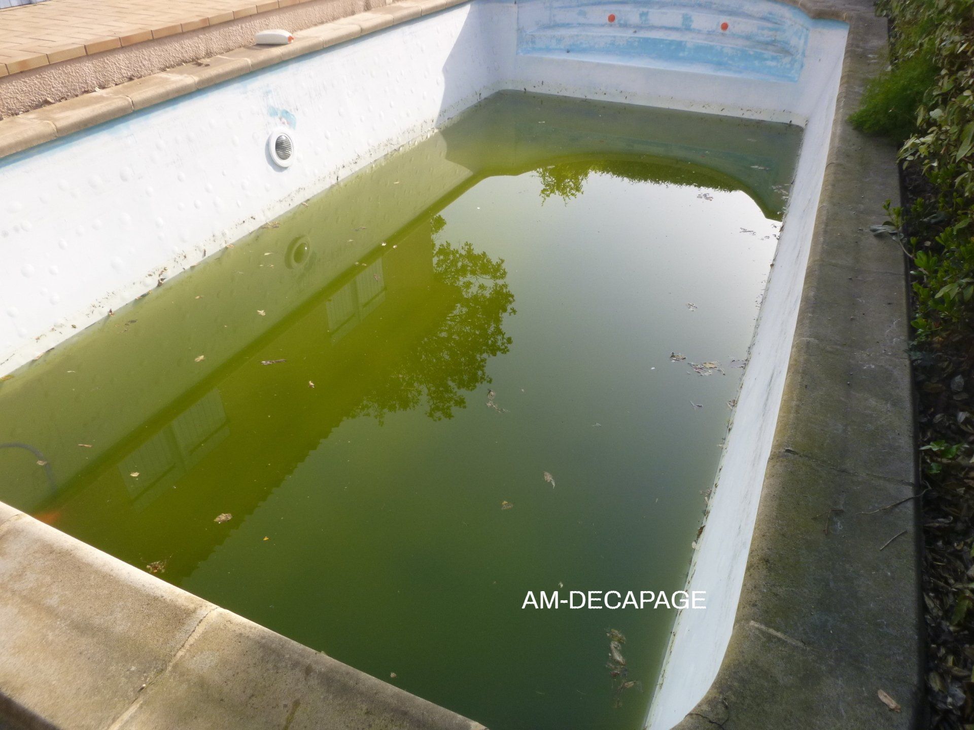 Piscine avec une coque polyester avant sablage