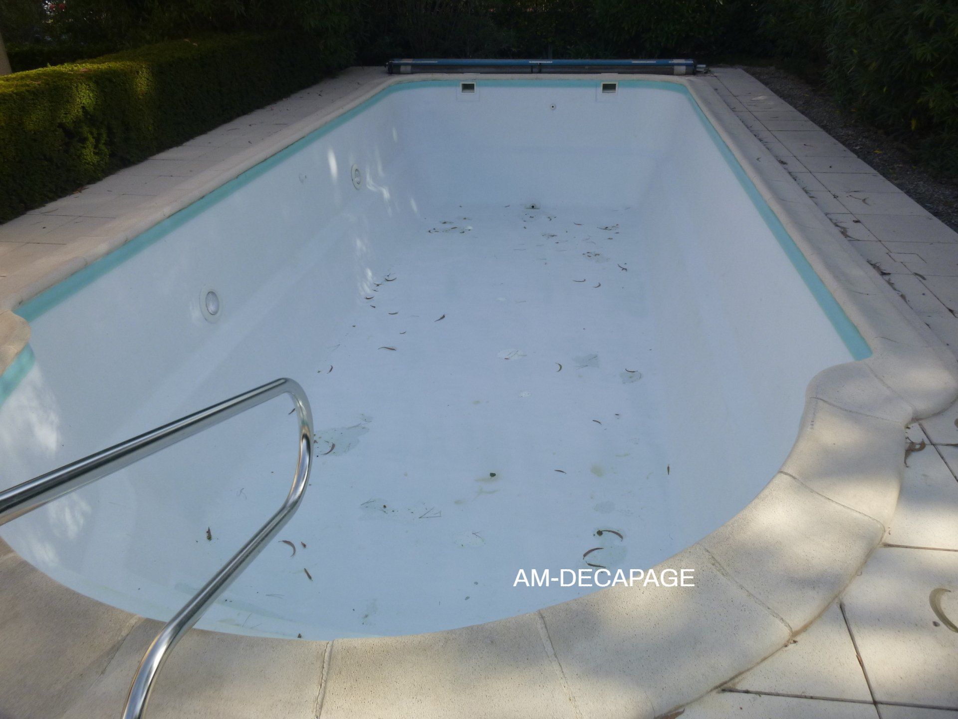 Piscine en béton peint avant sablage