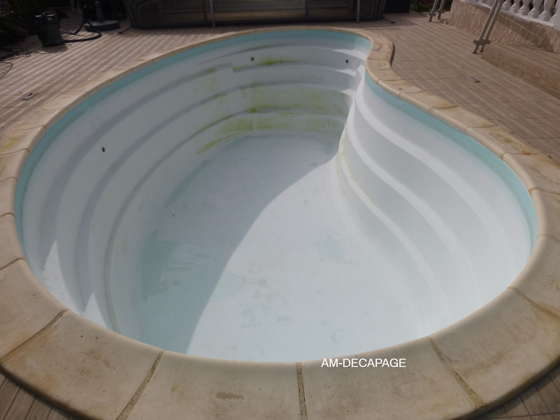 Piscine courbée avec coque polyester avant sablage