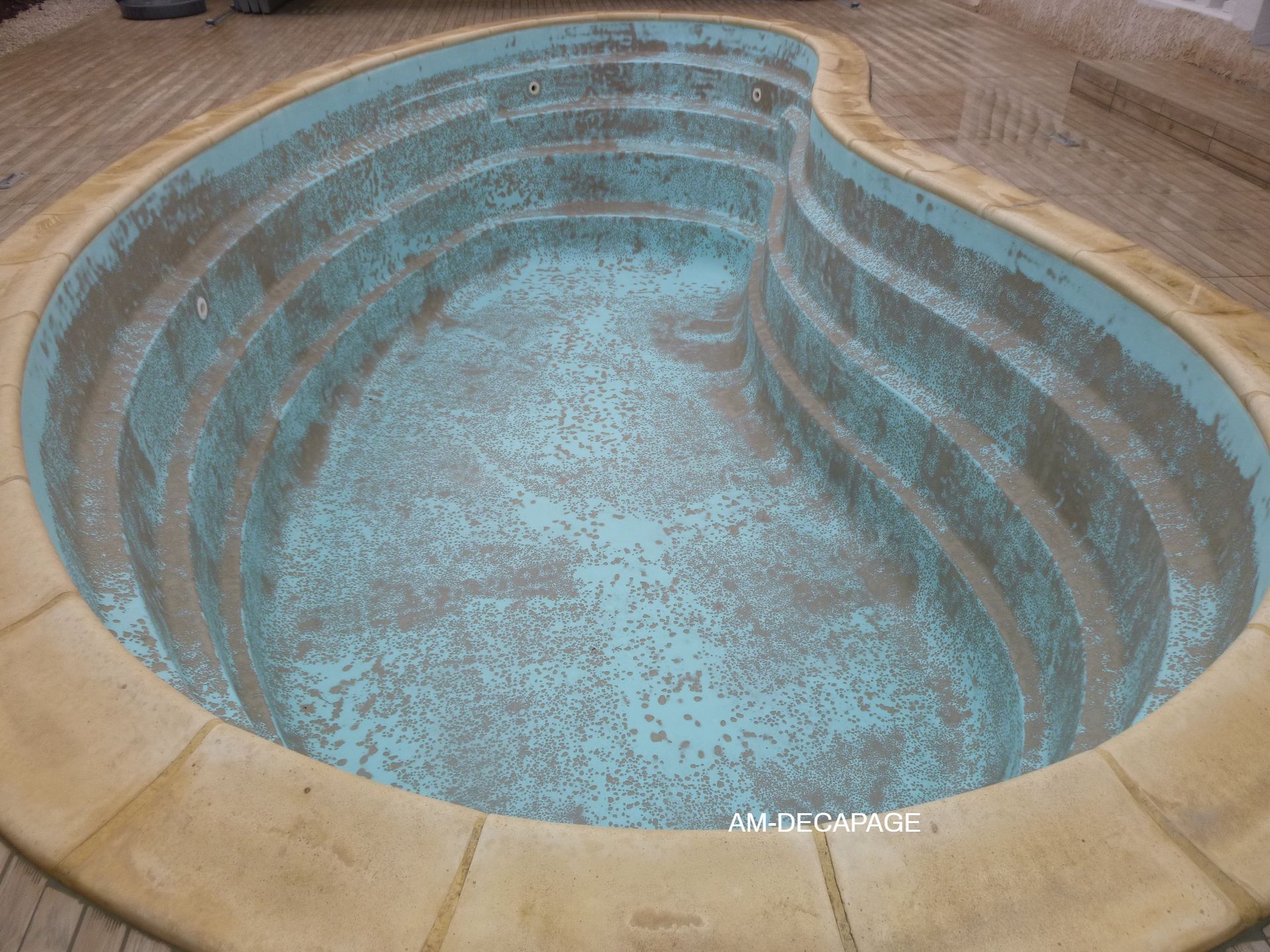 Piscine courbée avec coque polyester après sablage
