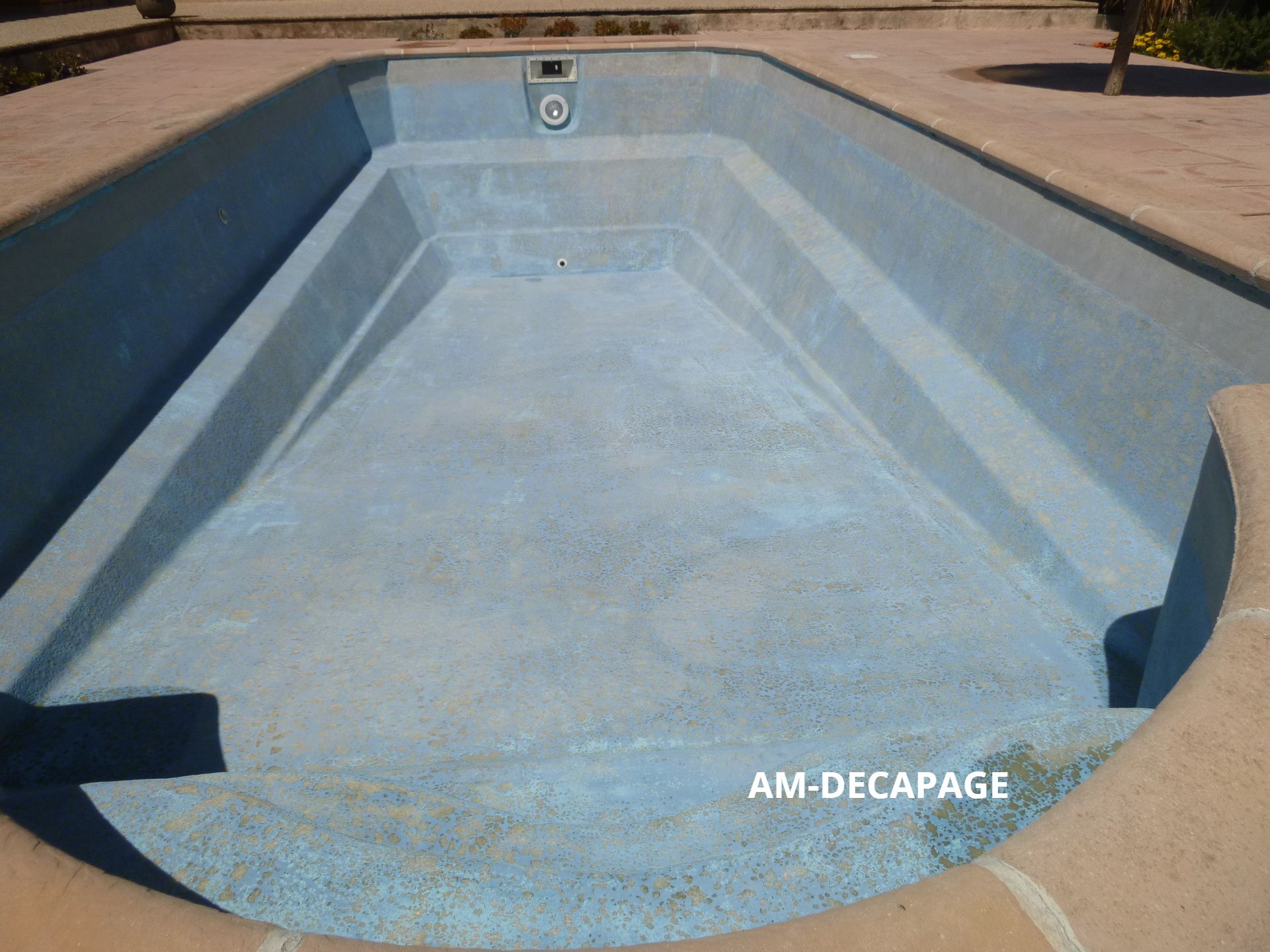 Piscine coque polyester avec fond plongeant après sablage