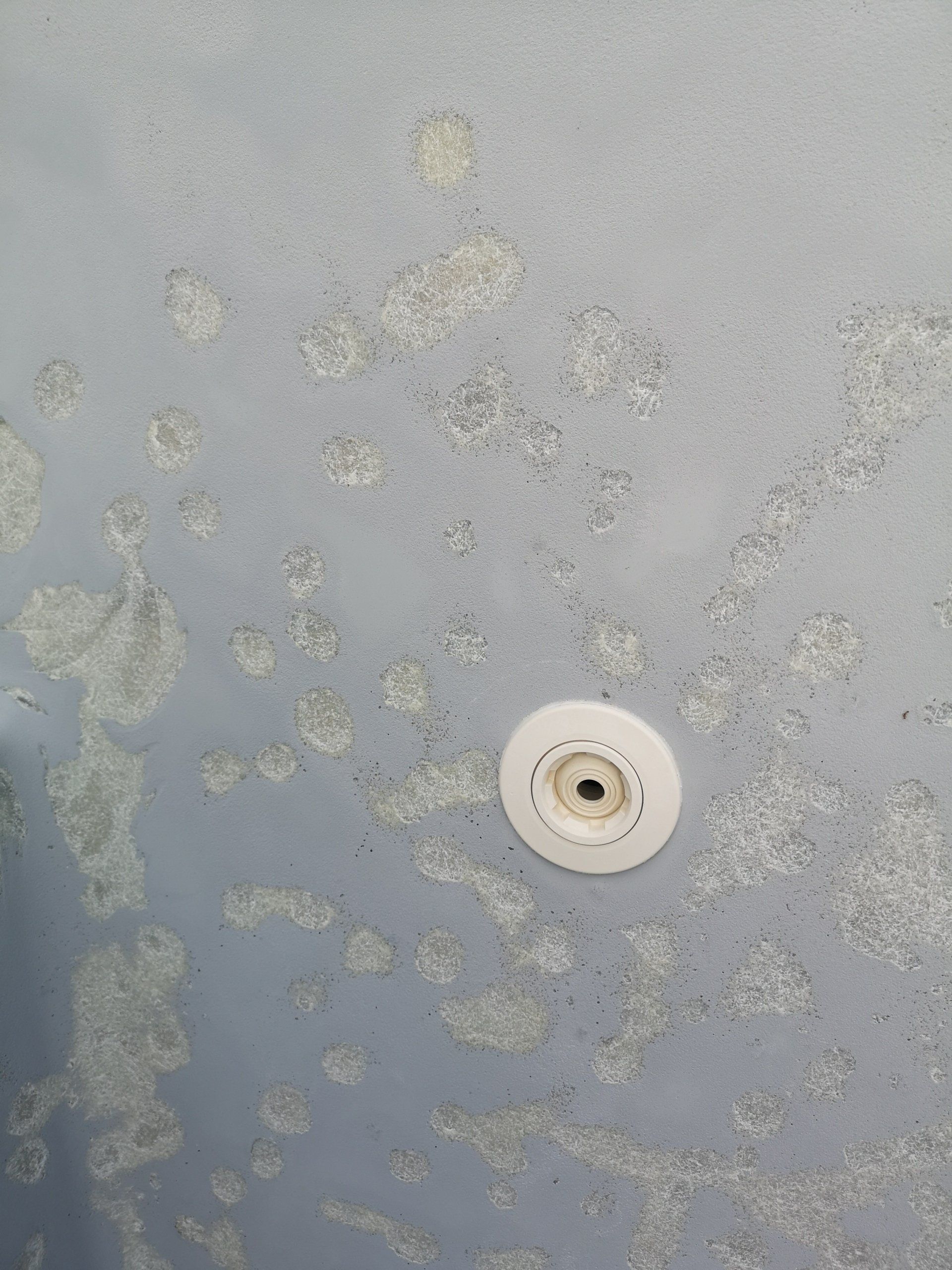 Piscine coque avec bulles d'osmose après