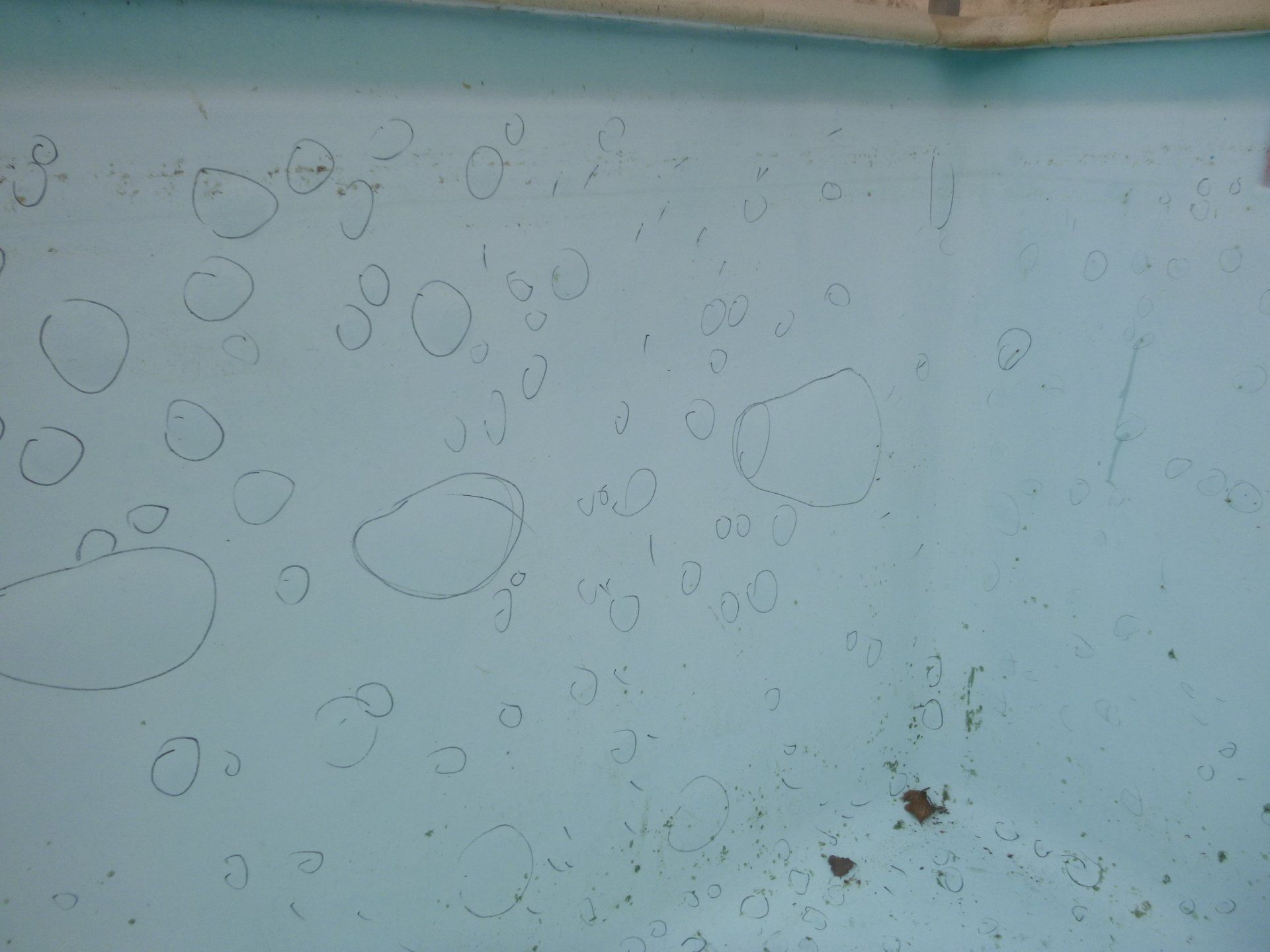 Coque de piscine avant enlevement des bulles d'osmose