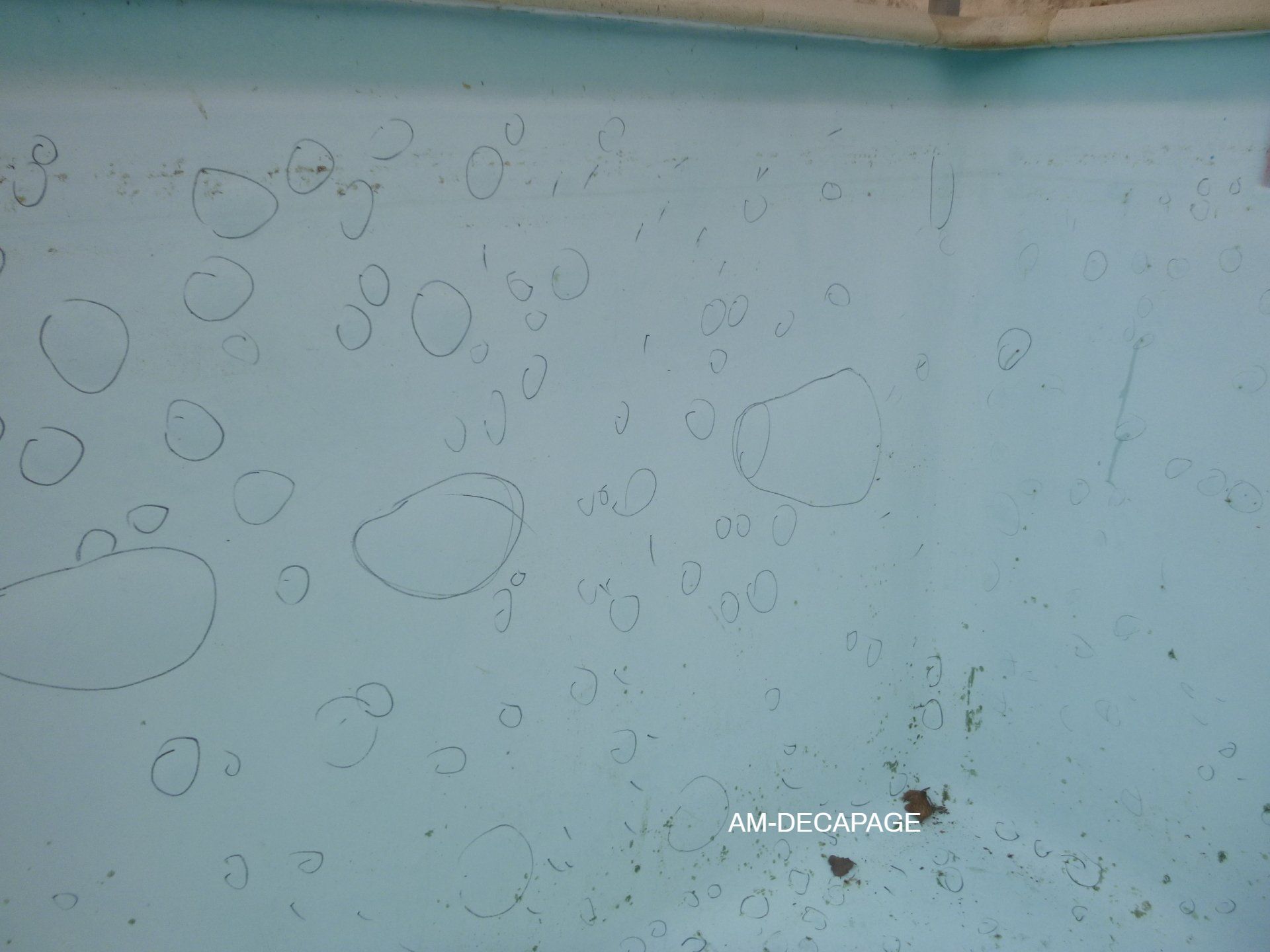 Bulles d'osmose avant éclatement avec du sablage