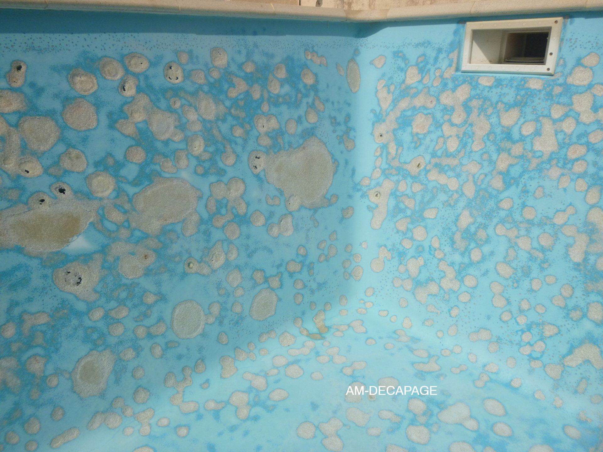 Bulles d'osmose après éclatement lors du sablage