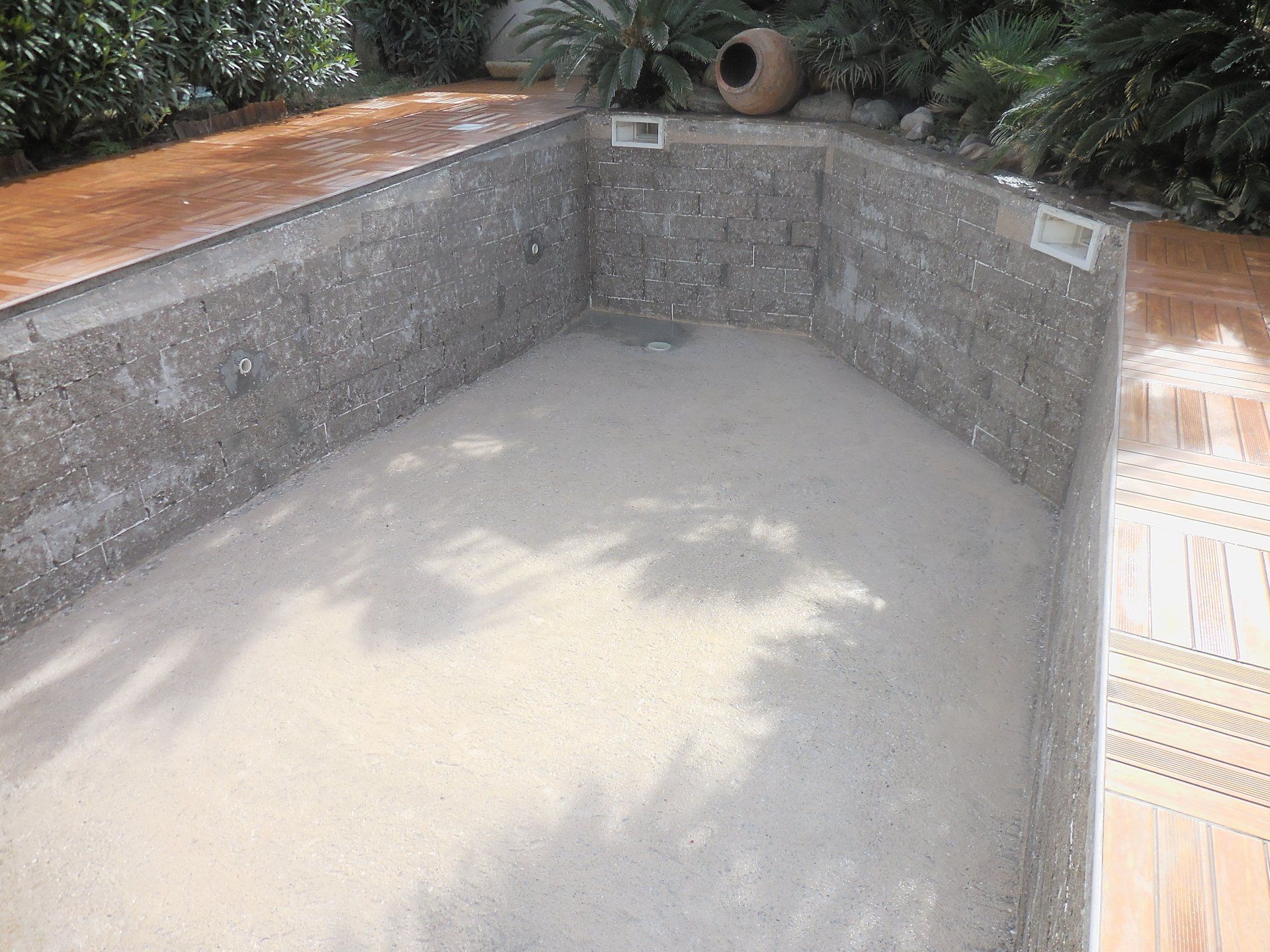 Burinage de la mosaique et ponçage de la colle après