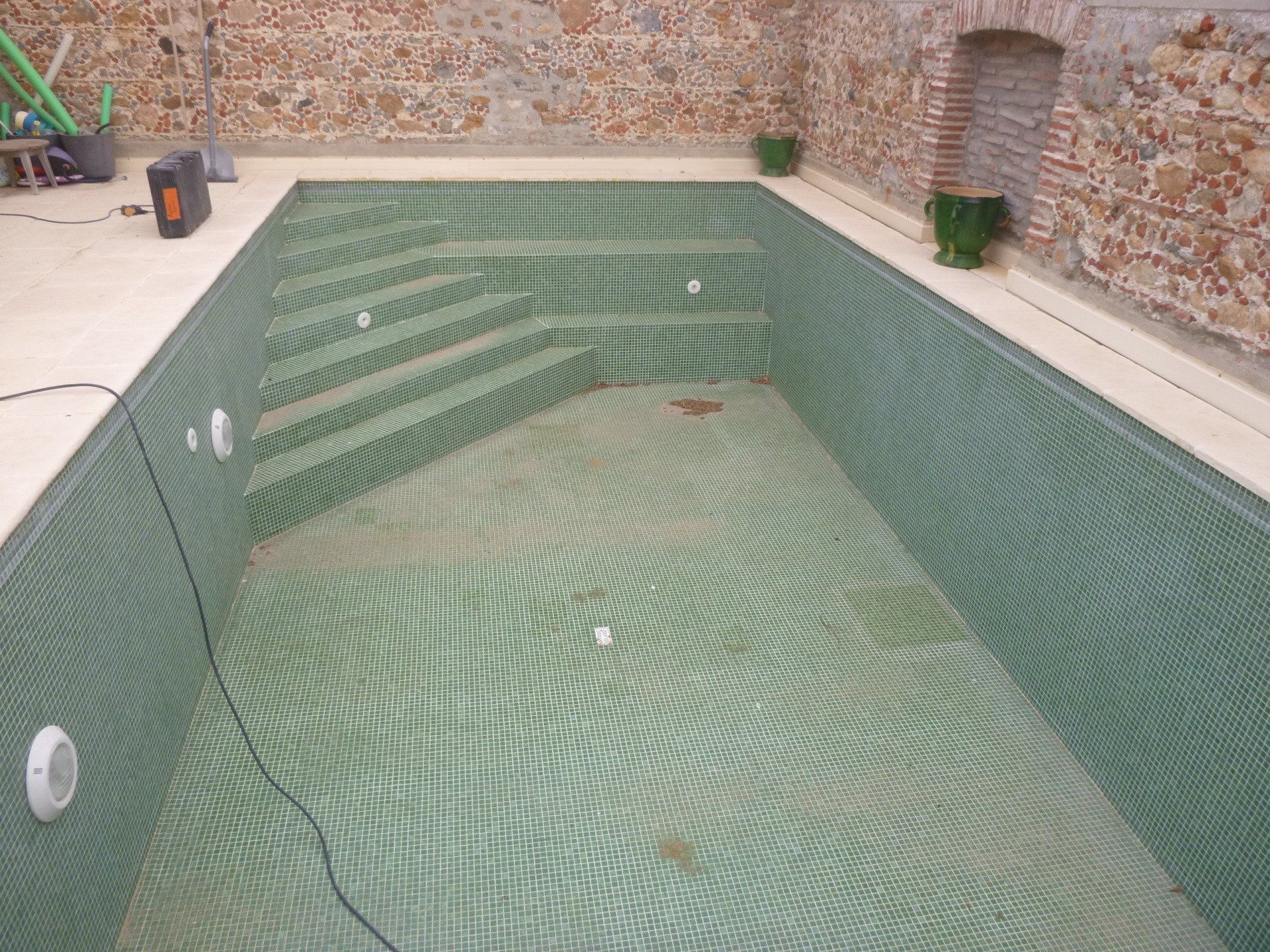 Retrait d'une mosaique sur support en béton avant