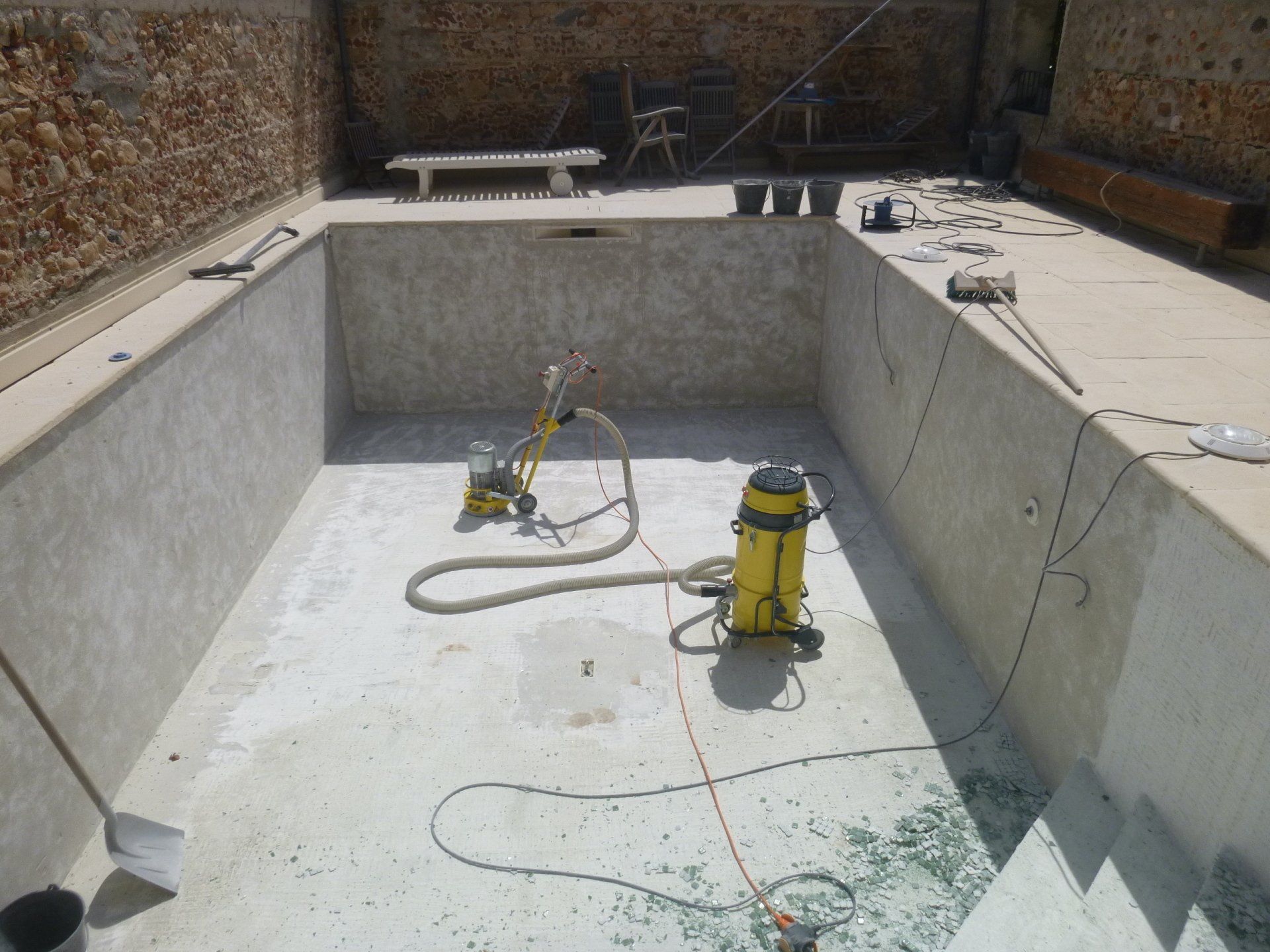 Ponçage de la couche de colle