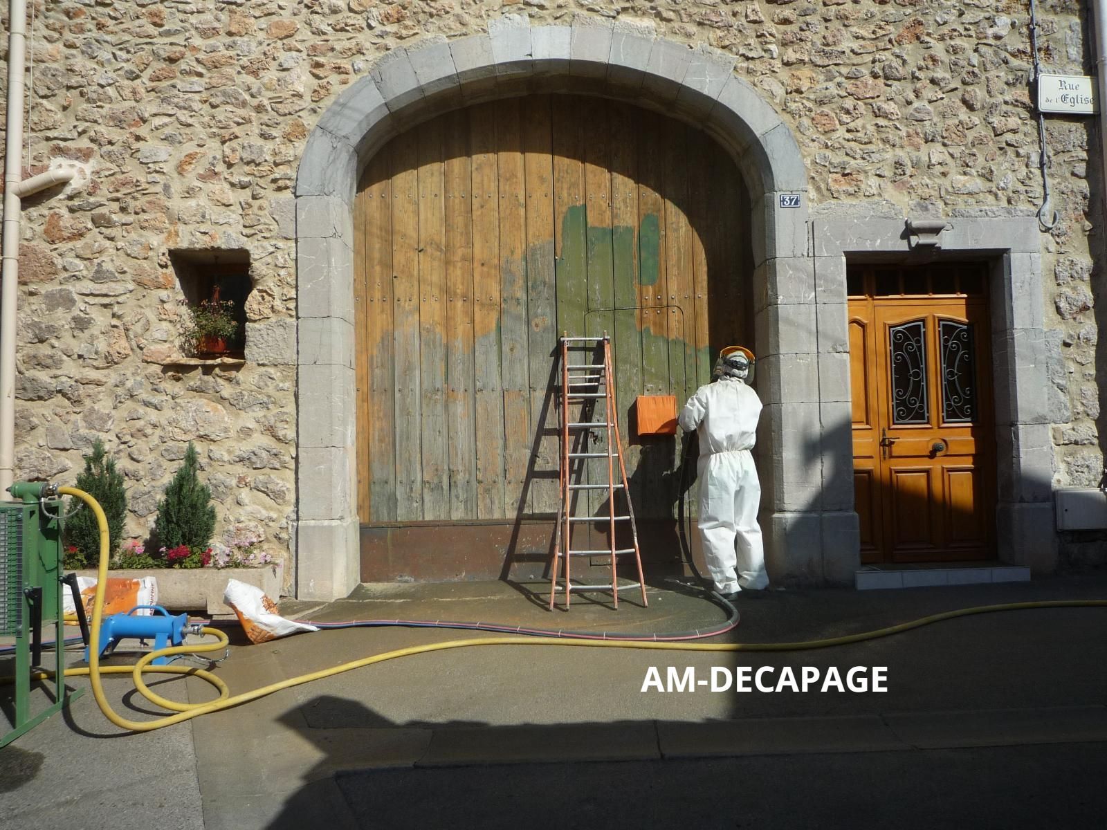 Porte de garage extérieure en cours d'intervention