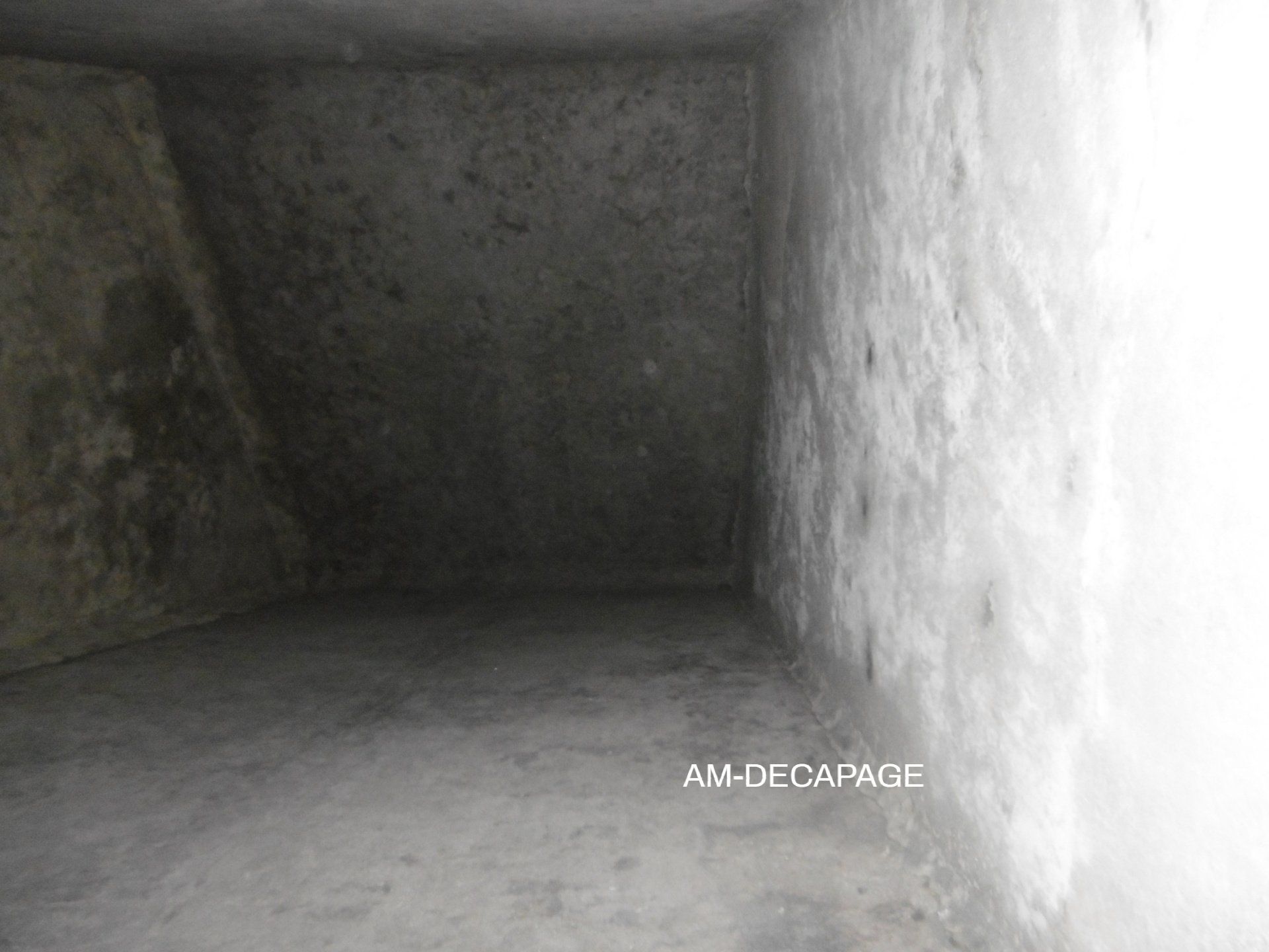 Intérieur de la cuve en béton après décapage