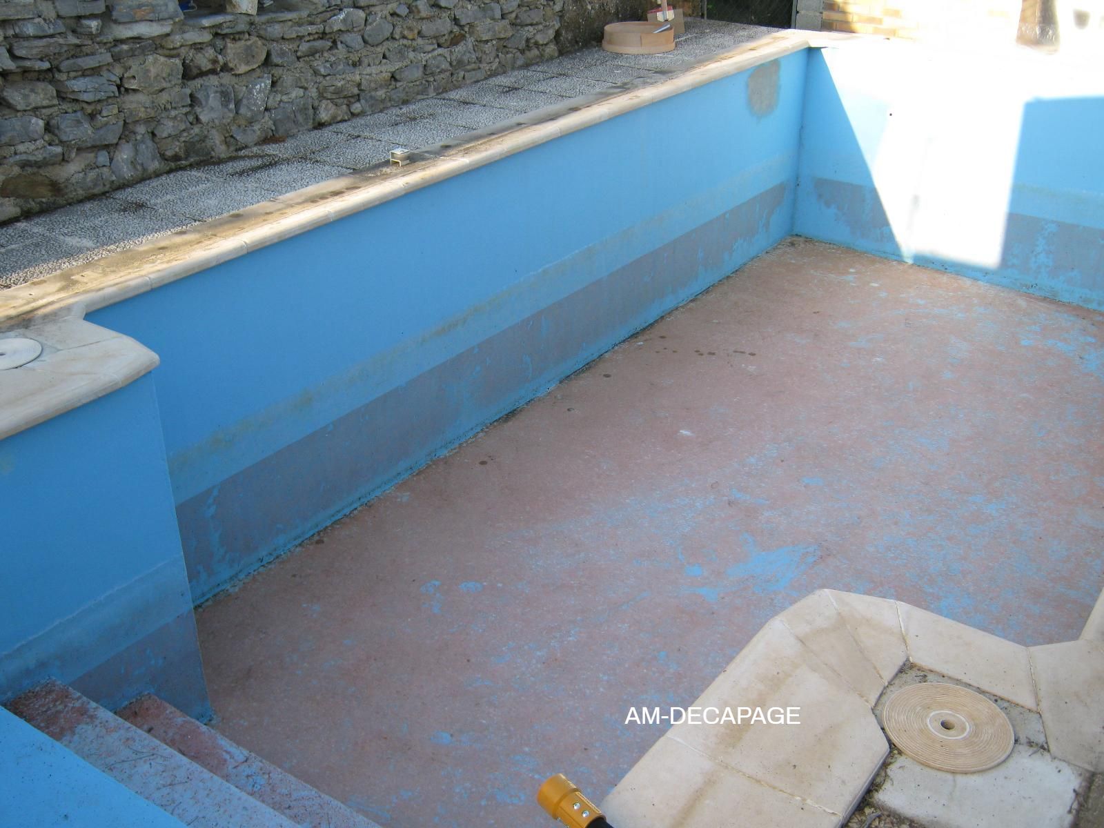 Piscine en angle en béton peint avant sablage