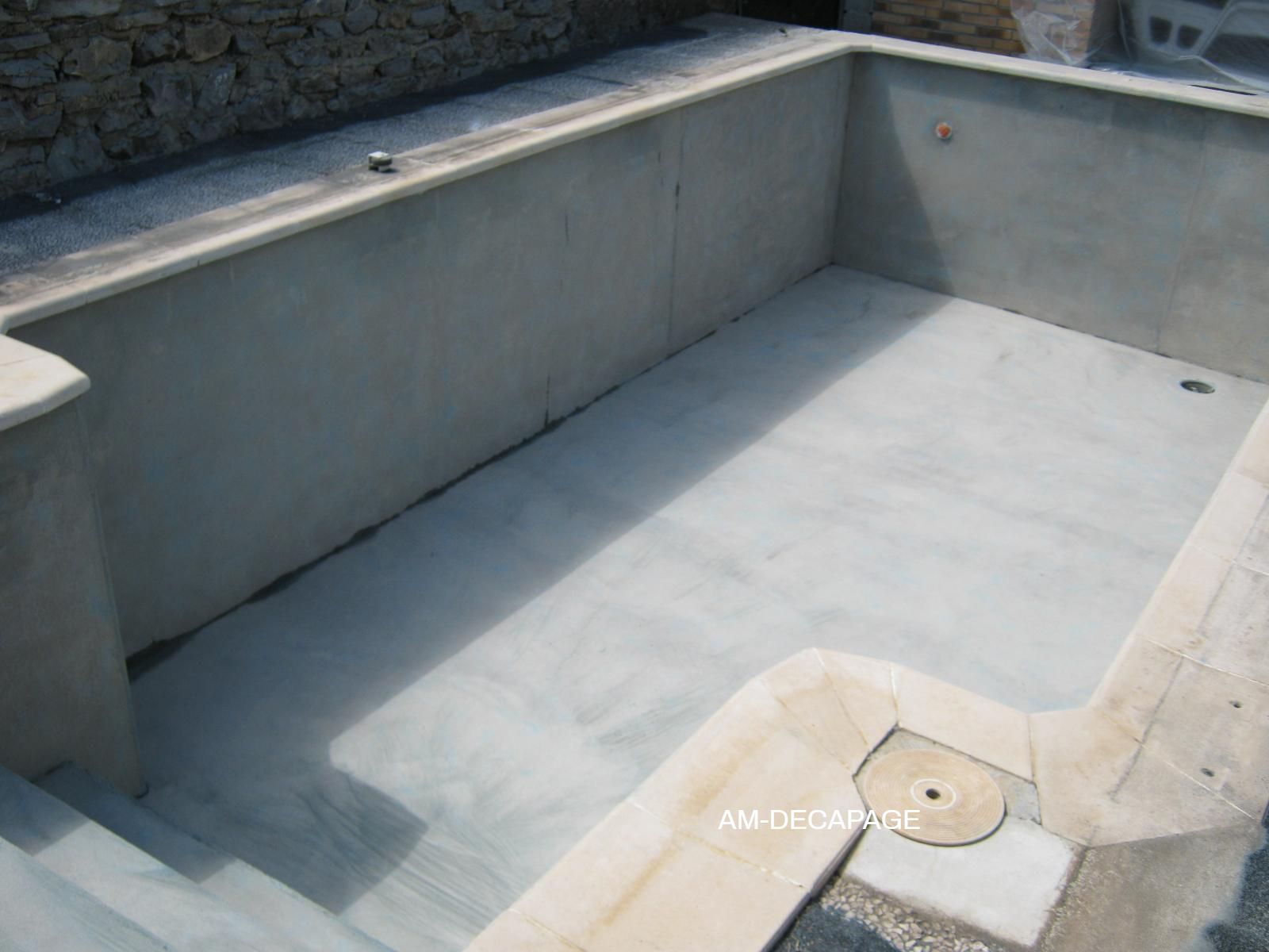 Piscine en angle en béton peint après sablage