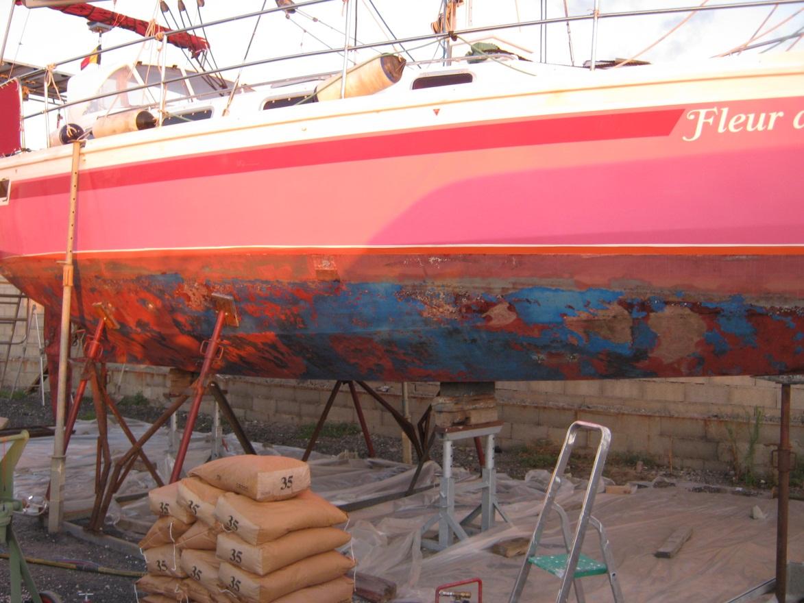 Bateau coque rouge avant
