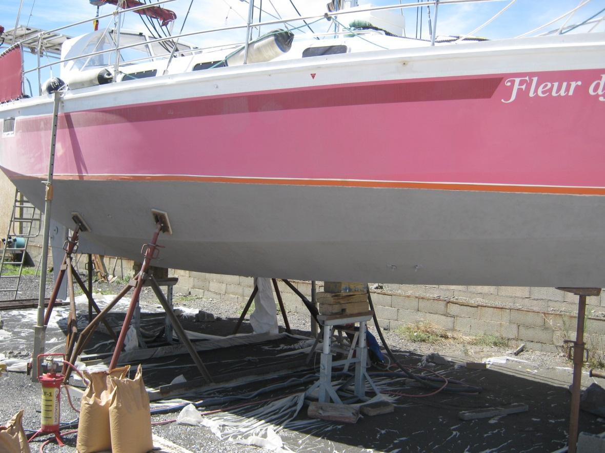 Bateau coque rouge après