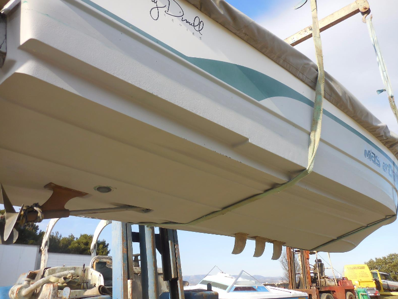 Bateau à fond plat après