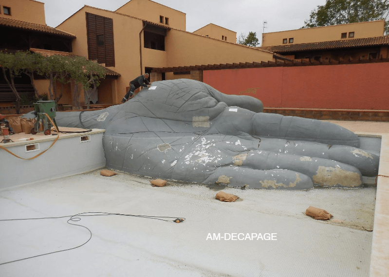 Sculpture béton peint avant sablage