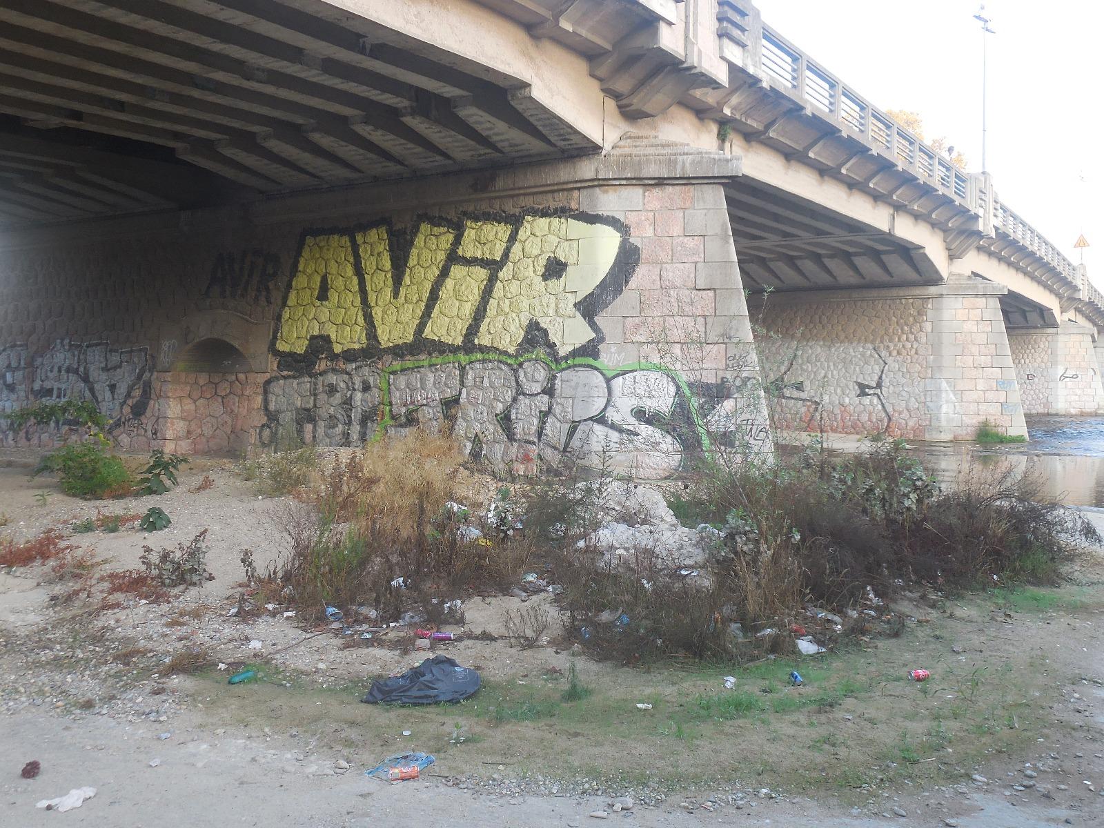 Graffiti sur dessous d'un pont avant