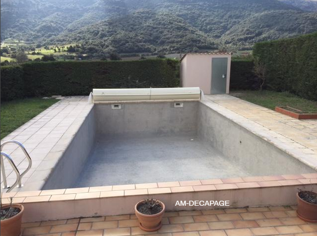 Piscine en béton peint avec rideau de protection après sablage