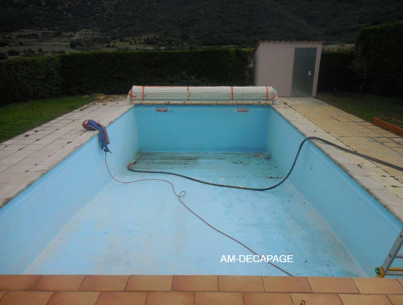 Piscine en béton peint avec rideau de protection après sablage