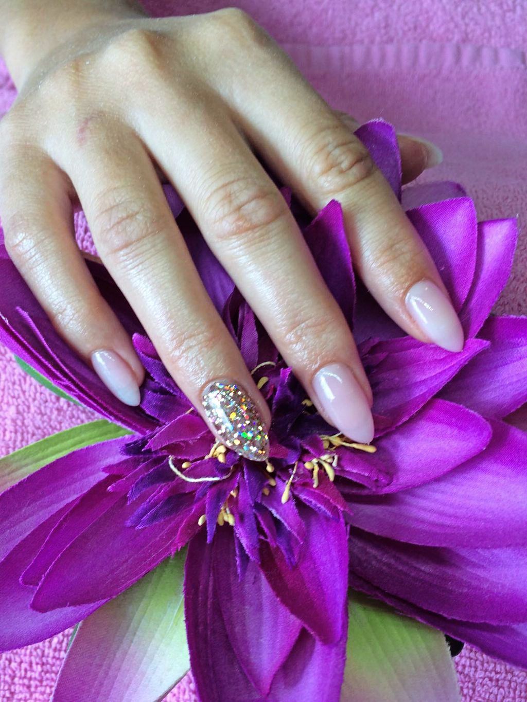 Nageldesign auf Blüte