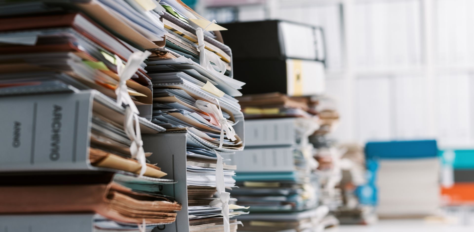 Des piles de dossiers