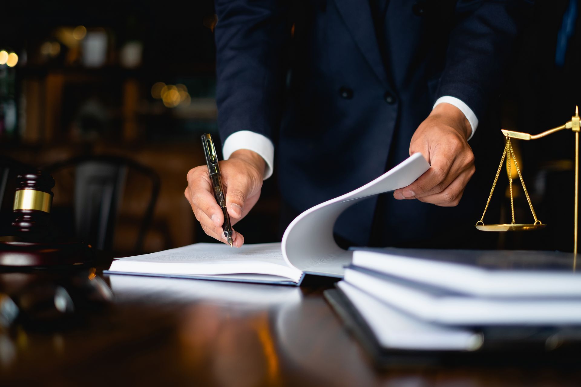 Homme signant un acte et marteau de la justice