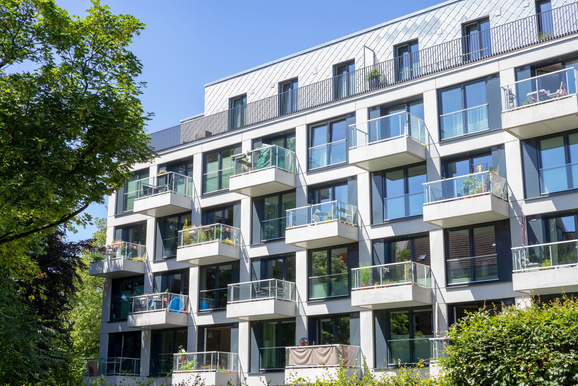 Gros plan sur les balcons d'un immeuble
