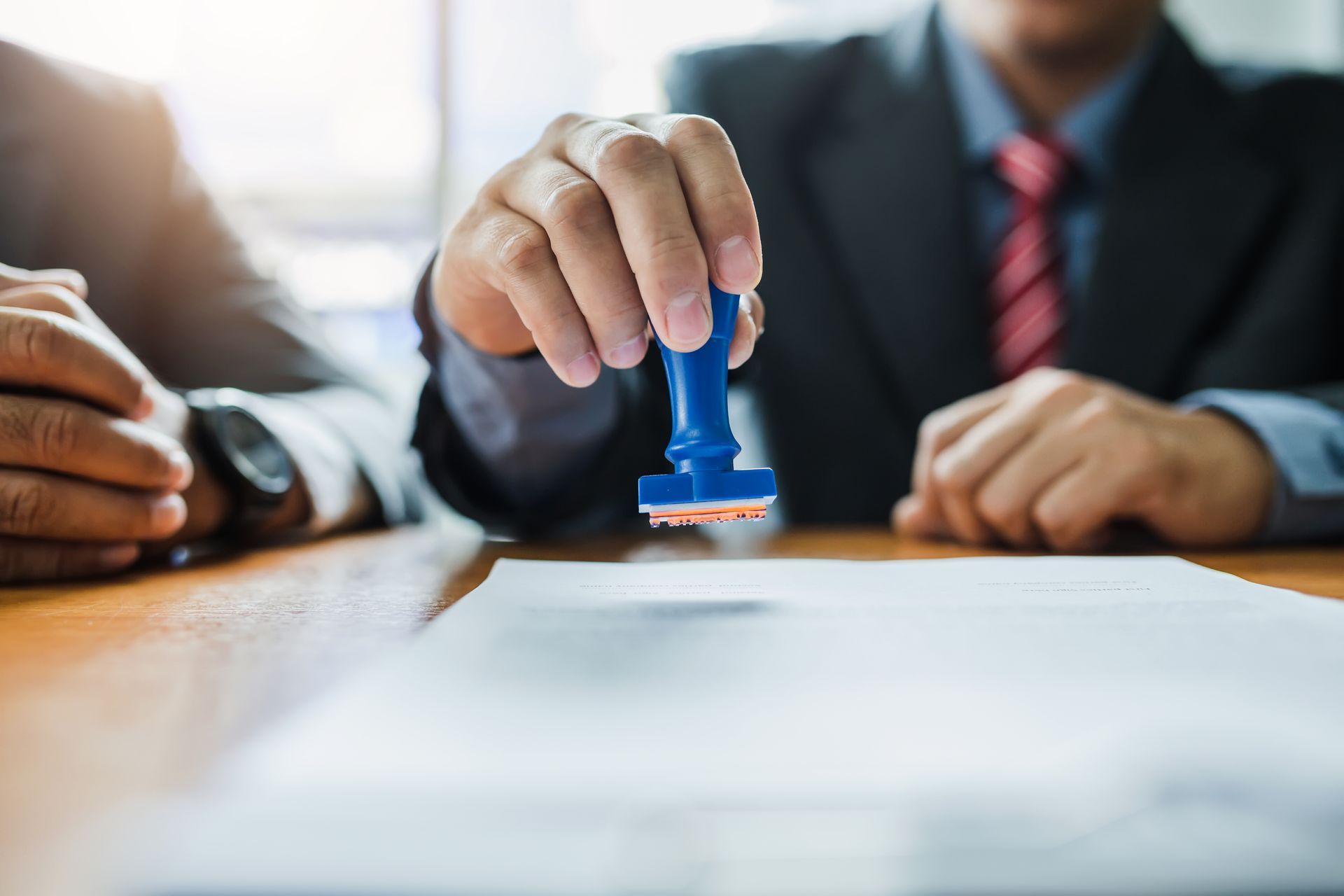 Un homme qui appose un cachet sur un document