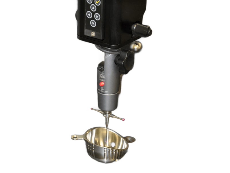 Un batteur sur socle mélange la pâte dans un bol en métal avec un fouet.