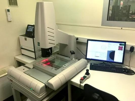 Instrument de laboratoire avec écran d'ordinateur sur un bureau dans un environnement clinique