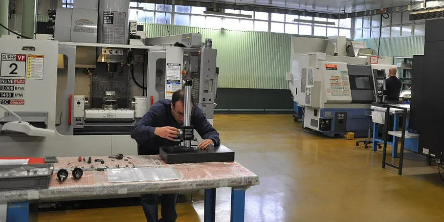 Ouvrier en atelier de fabrication