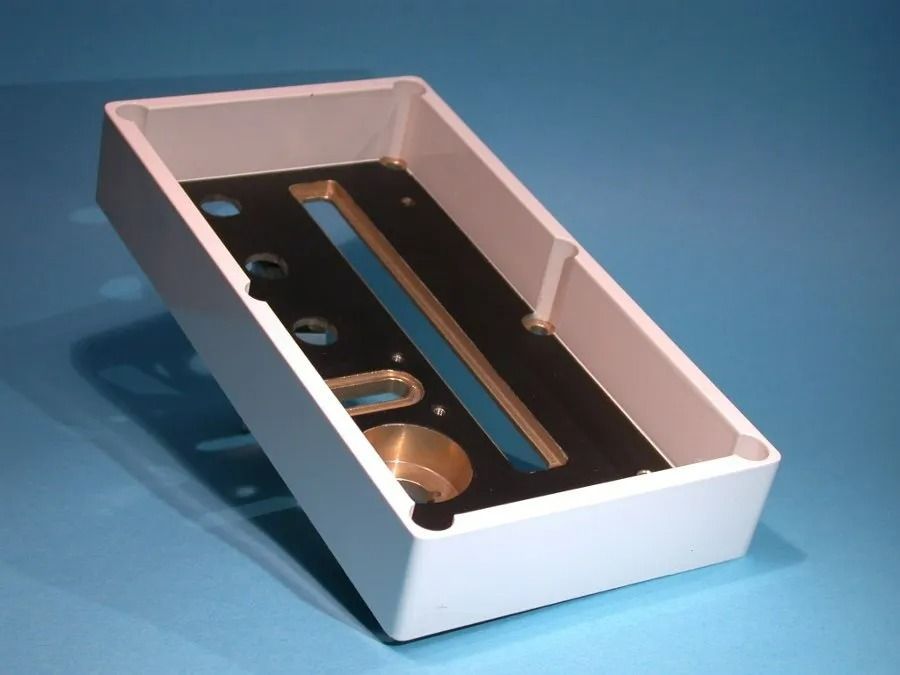 Plateau rectangulaire en plastique blanc avec intérieur noir et découpes circulaires assorties sur fond bleu