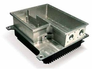 Boîtier électronique métallique avec ailettes et pattes de fixation, présenté en argent et en noir.