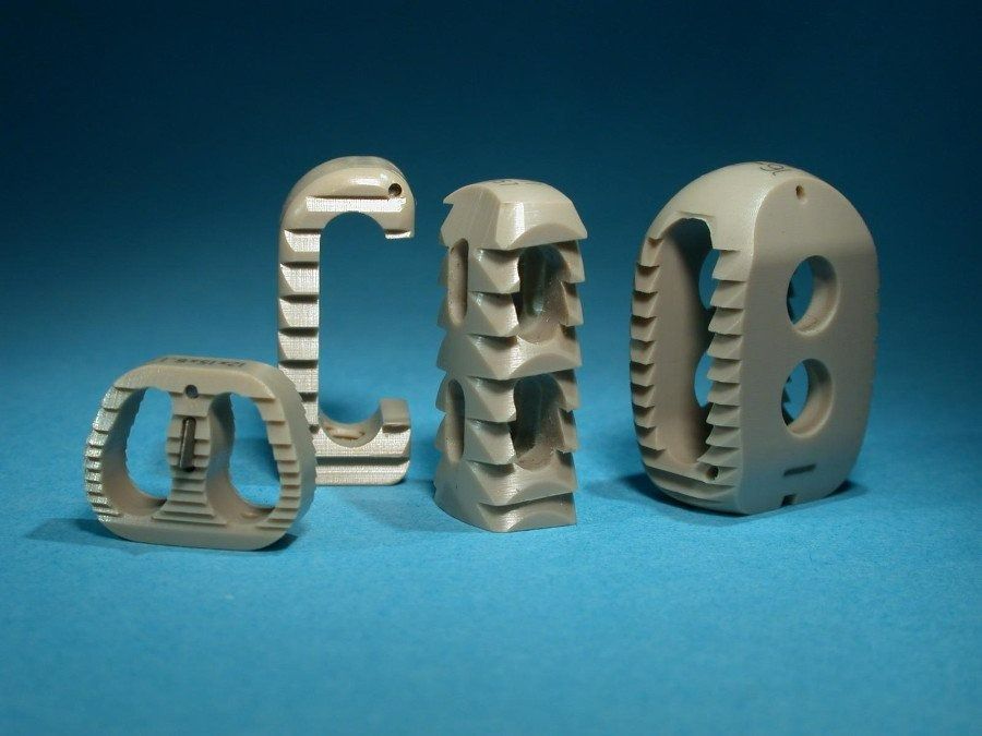 Lettres beiges en 3D formant le mot « abc » sur fond bleu