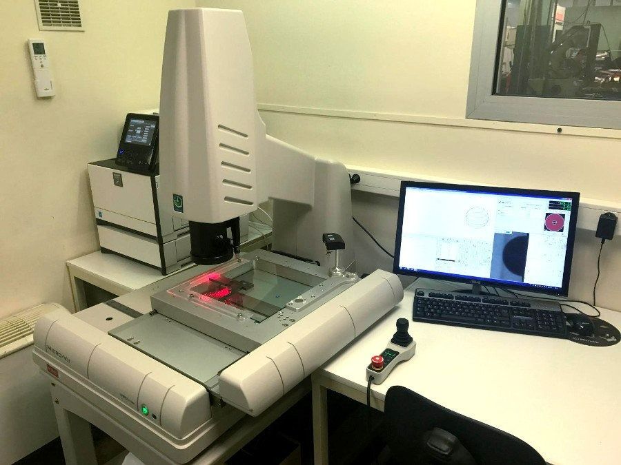 Machine de laboratoire avec écran d'ordinateur affichant une vue de numérisation ou d'inspection