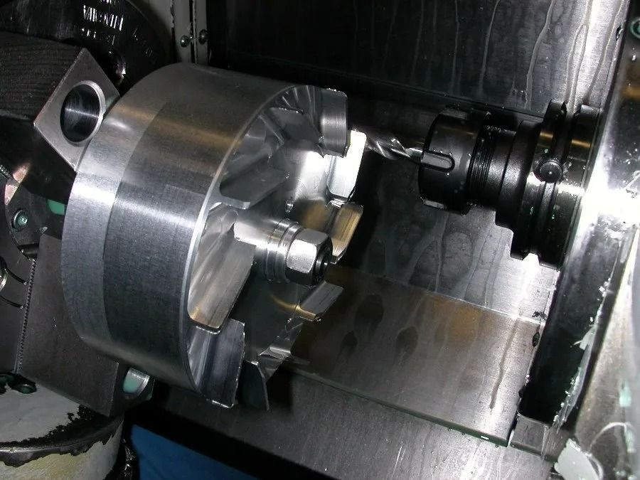 Mandrin de tour à métaux maintenant une pièce cylindrique à l'intérieur de la chambre d'une machine-outil